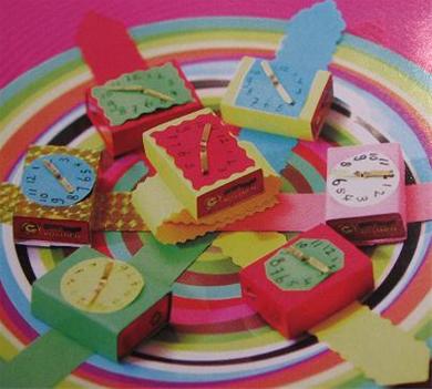 Horloge van rozijnendoosje knutselen