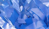 grote pompon van blauwe vuilniszak