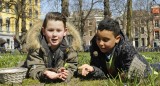 Kids met zaadbommetjes