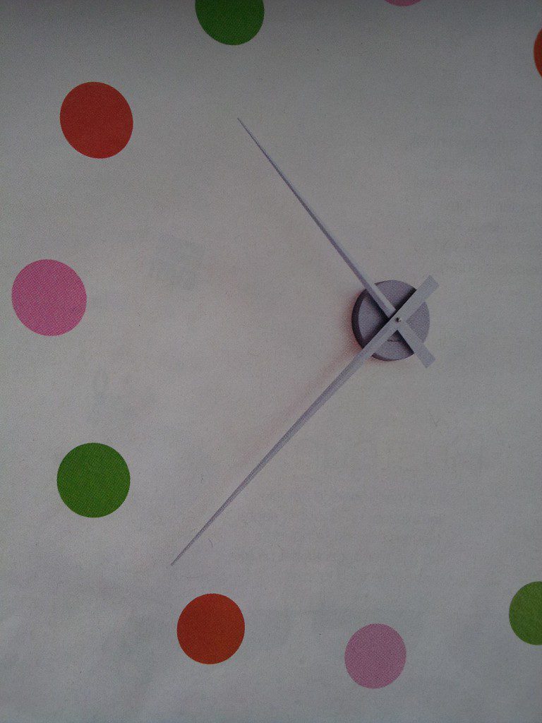 Klok op muur schilderen en een wijzerklok