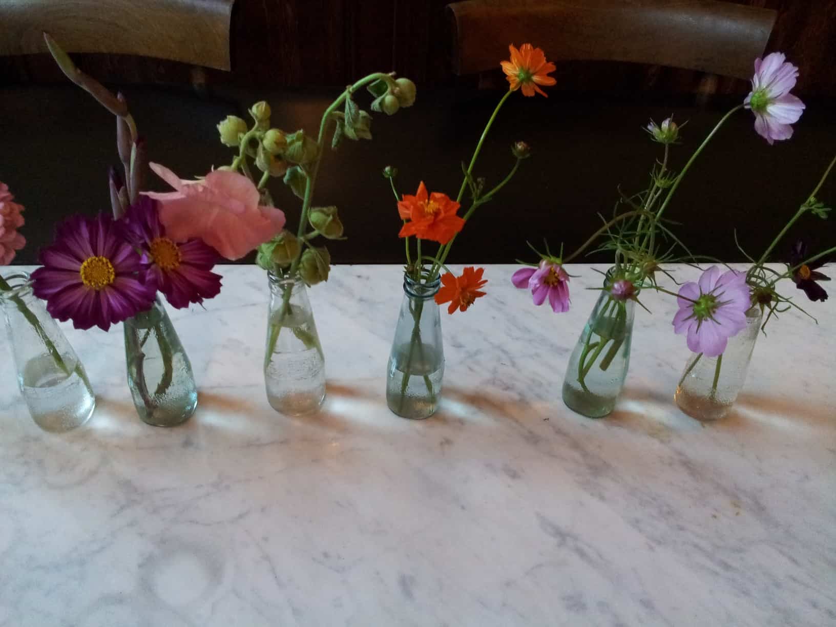 Decoreren met kleine zelf geplukte bloemetjes - Hobby.blogo.nl