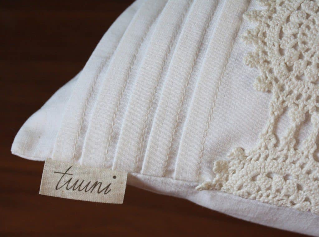 Kussenhoes opfleuren met gratis haakpatroon kleedje