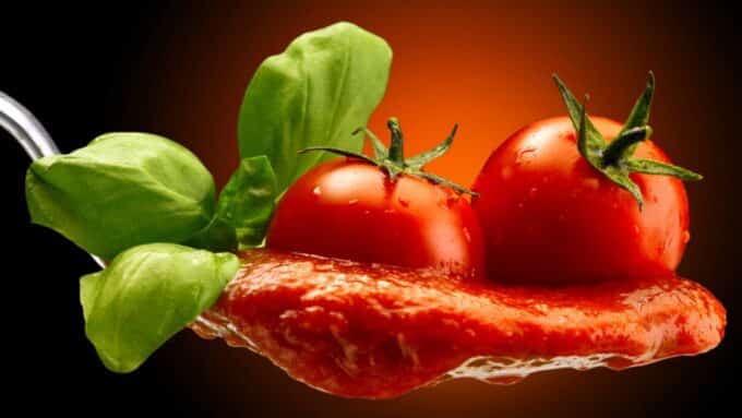 Tafelloper met basilicum en tomaten